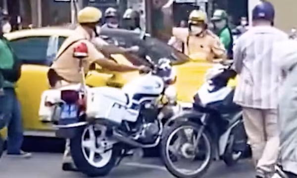 Tài xế manh động húc văng xe đặc chủng của CSGT rồi bỏ chạy