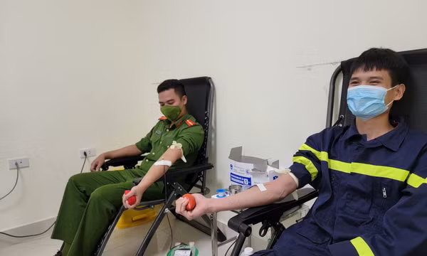 2 chiến sĩ công an Sơn La hiến máu cứu cụ ông đang nguy kịch