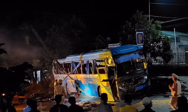 Xe khách mất phanh khi xuống dốc gây tai nạn làm nhiều người nước ngoài bị thương