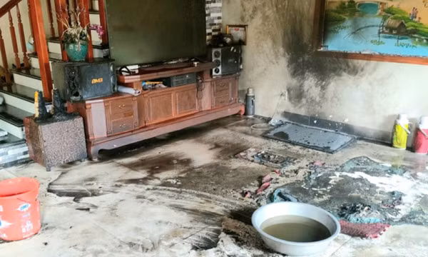 Vụ ba con gái đổ xăng đốt nhà mẹ ruột: Bác sĩ tiên lượng sức khỏe người mẹ rất xấu