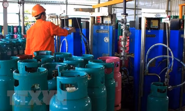 Từ ngày 1/12, giá gas trong nước tiếp tục tăng thêm 1.167 đồng mỗi kg