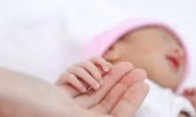 Lấy khối u nang buồng trứng cho bé gái vừa chào đời
