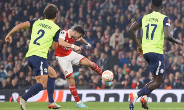 Arsenal nhất bảng ở Europa League