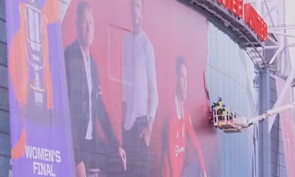 Man United gỡ hình Ronaldo tại Old Trafford
