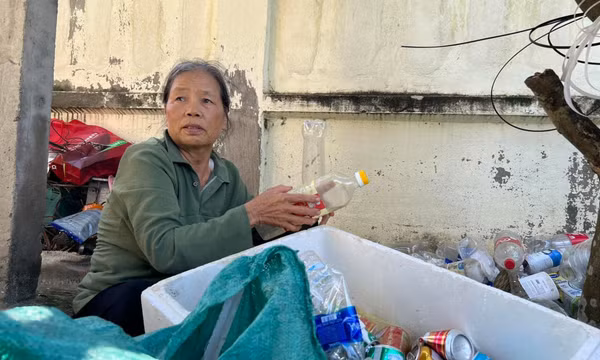 Nghẹn lòng cảnh cụ bà tuổi xế chiều chăm chồng mù lòa và 2 đứa cháu mồ côi