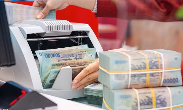 Lãi suất liên ngân hàng đi xuống, NHNN giảm lượng bơm tiền
