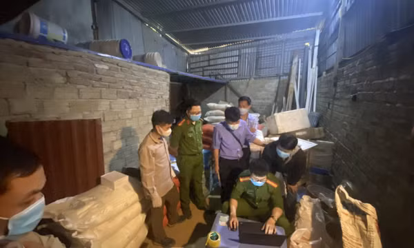 Kinh hoàng kho chứa 1,3 tấn thuốc nổ và xyanua nằm giữa trung tâm xã