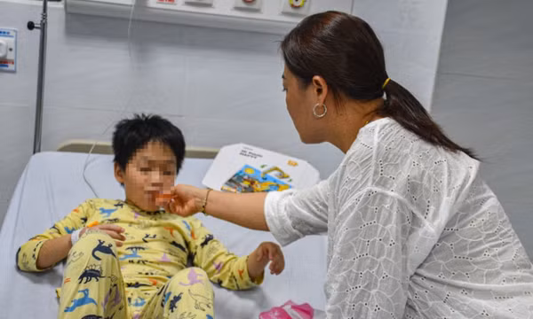 Vụ ngộ độc ở iSchool: Có 3 loại vi khuẩn trong món cánh gà chiên
