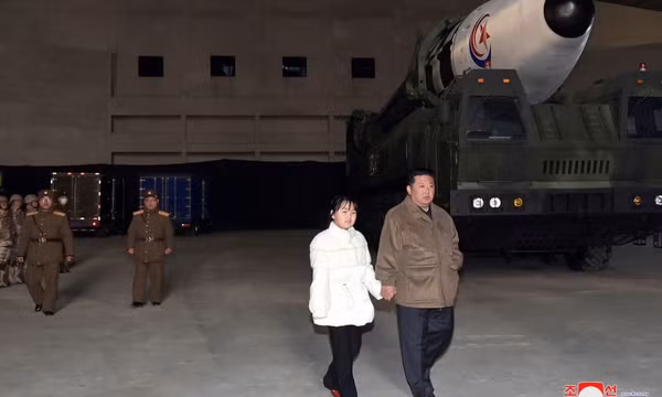 Ông Kim Jong-un công khai con gái trong vụ thử tên lửa của Triều Tiên