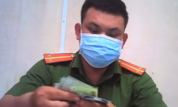 Chiếm đoạt tiền xử lý vi phạm, cựu trung úy công an bị bắt giam