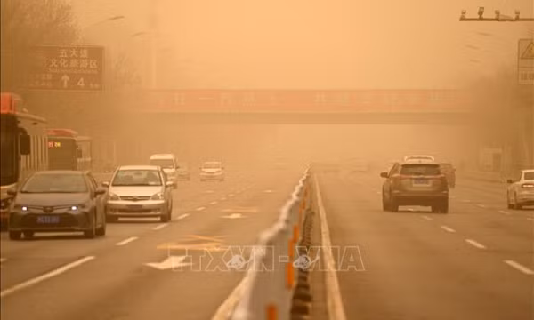 Trung Quốc ban bố cảnh báo cam về đợt lạnh giảm sâu, bão cát và tuyết rơi nhiều nơi