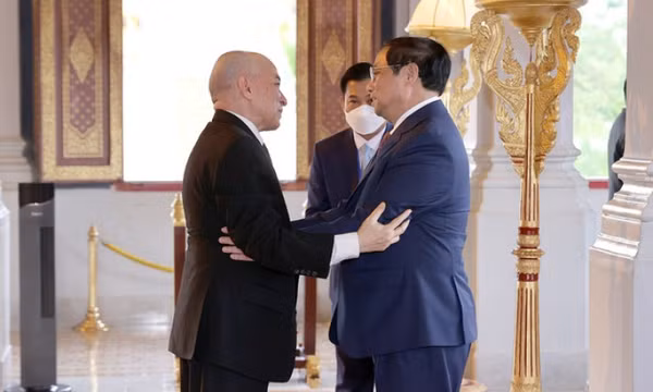 Thủ tướng Phạm Minh Chính chào Quốc vương Campuchia Norodom Sihamoni
