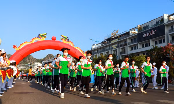 Giải chạy tập thể chào mừng Ngày Truyền thống Công nhân Vùng mỏ 