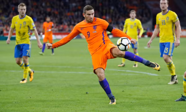 Van Gaal xác định tiền đạo đá chính cho Hà Lan