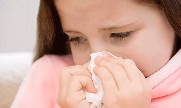 Trẻ bị sổ mũi kéo dài, mãi không khỏi cha mẹ nên làm gì?