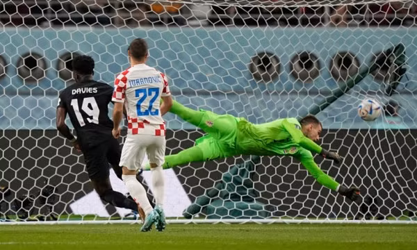 Croatia thắng đậm để lên đầu bảng F