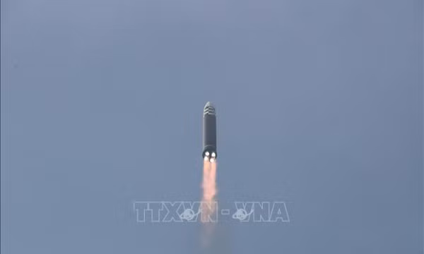 Nhà lãnh đạo Triều Tiên Kim Jong-un giám sát việc phóng thử ICBM