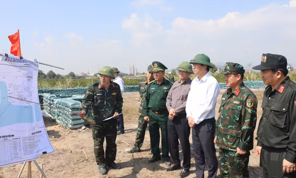 Chủ tịch UBND tỉnh Nguyễn Tường Văn kiểm tra chuẩn bị tổ chức diễn tập KVPT tỉnh