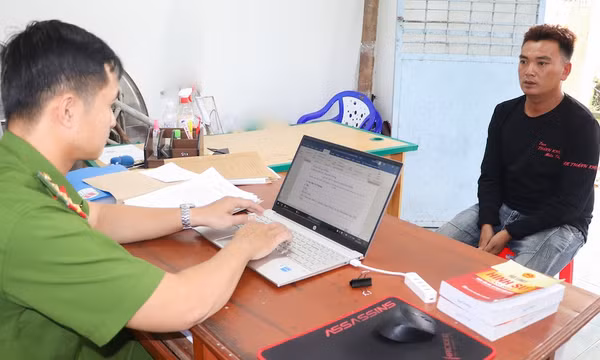 Bắt tạm giam YouTuber 'Thánh khờ Miền Tây'