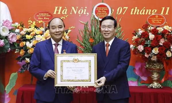 Trao Huy hiệu 40 năm tuổi Đảng tặng Chủ tịch nước Nguyễn Xuân Phúc 