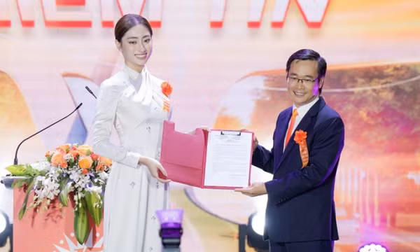 Hoa hậu Lương Thùy Linh nhận quyết định làm trợ giảng