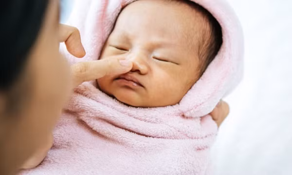Xử trí nghẹt mũi cho trẻ đúng cách