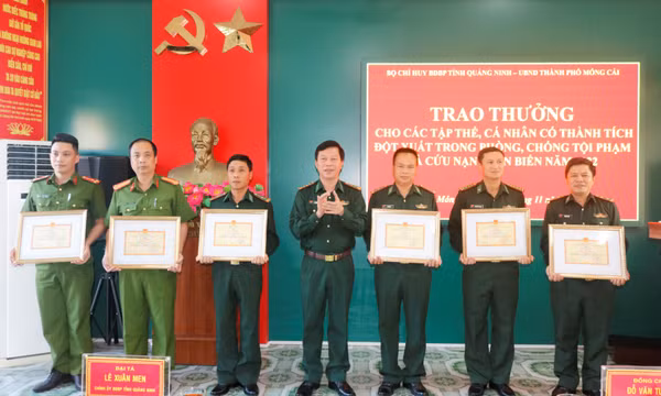 Khen thưởng tập thể, cá nhân có thành tích cứu người bị nạn và bắt giữ các đối tượng nhập cảnh trái phép