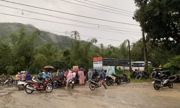 Ô tô tải lùi trên quốc lộ, cuốn xe máy vào gầm làm 3 người chết