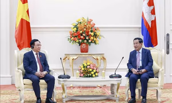 Chủ tịch Quốc hội Vương Đình Huệ hội kiến Thủ tướng Campuchia Hun Sen