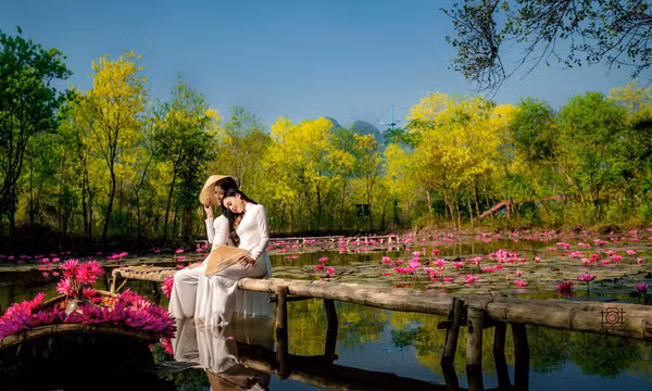 Mùa thu, tới chùa Hương ngắm thiếu nữ rạng ngời bên dòng suối 'nở hoa'