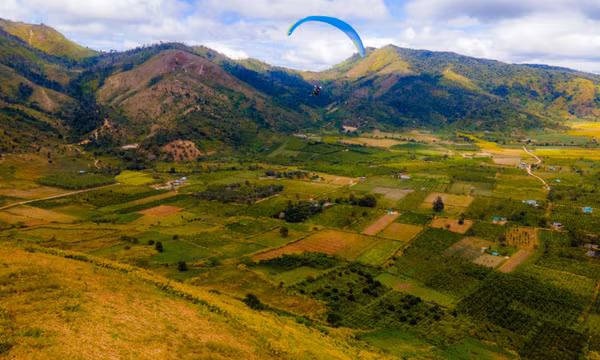 Bay dù lượn ngắm núi lửa Chư Đăng Ya