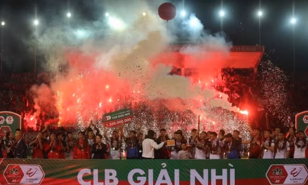 Hải Phòng đốt pháo sáng ăn mừng ngôi Á quân V-League 2022