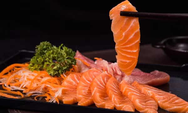 Chuyên gia dinh dưỡng chỉ nguy cơ tiềm ẩn trong đĩa sashimi hấp dẫn