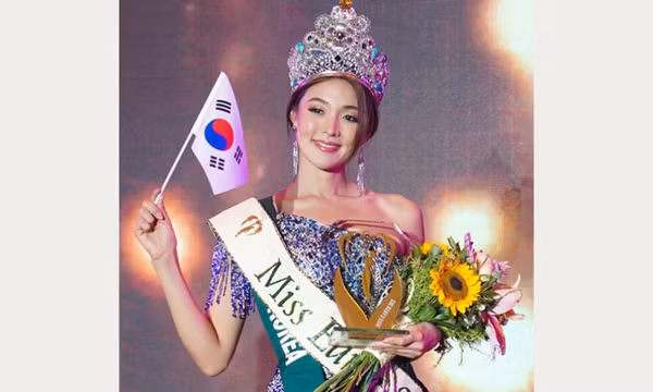Tân Hoa hậu Trái đất mặc thiết kế Việt khi đăng quang