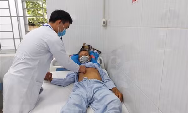 1 người tử vong, 5 người cấp cứu sau bữa ăn trên rẫy