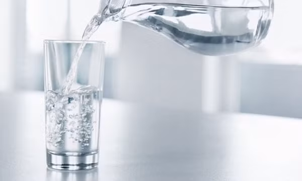 Uống bao nhiêu cốc nước mỗi ngày để thận khỏe, hoạt động tốt?