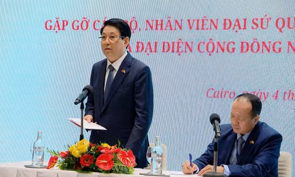Chủ tịch nước Lương Cường gặp gỡ cán bộ, nhân viên Đại sứ quán và cộng đồng người Việt Nam tại Ai Cập