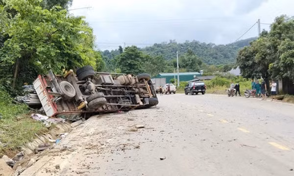 Đang bán nhãn ven đường, người phụ nữ bị xe tải mất lái đâm trúng
