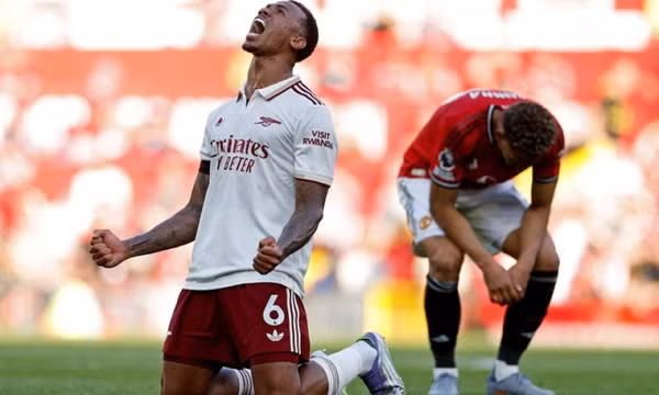 Arsenal lại thắng Man United nhờ 'bóng chết'