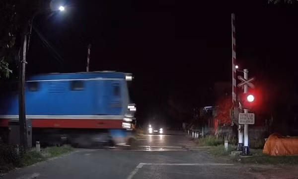 Gác chắn tàu ở Quảng Trị bất ngờ tự động mở khi tàu hỏa lao đến