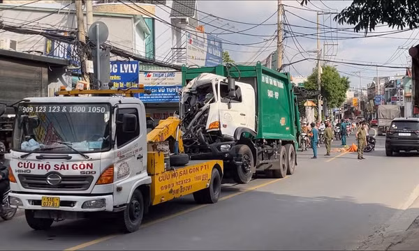 Xe cứu hộ kéo xe rác va chạm xe máy, nam thanh niên tử vong tại chỗ