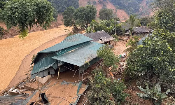 Ca sĩ Mỹ Tâm ủng hộ đồng bào vùng lũ Điện Biên 300 triệu đồng