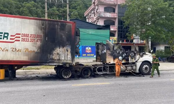 Xe container đang lưu thông trên quốc lộ thì tự bốc cháy