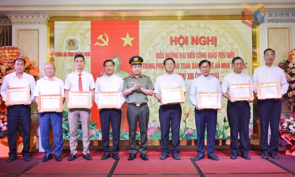 Biểu dương chức sắc, chức việc, giáo dân Công giáo tiêu biểu trong phong trào Toàn dân bảo vệ ANTQ