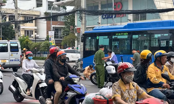 Va chạm với xe chở hàng, người phụ nữ tử vong, giao thông ùn ứ ở TPHCM