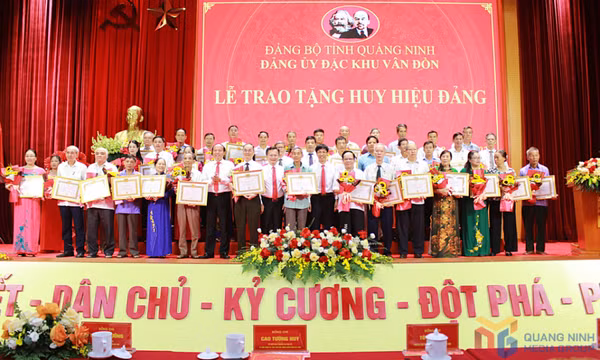 Đảng ủy đặc khu Vân Đồn trao tặng Huy hiệu Đảng đợt 2/9