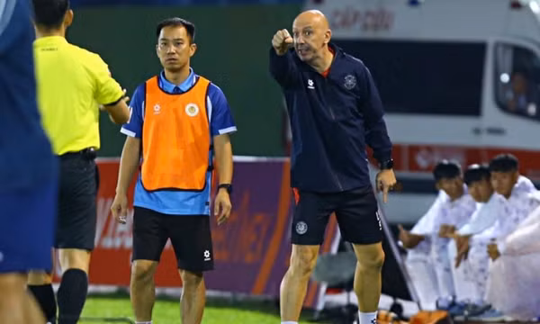 Trợ lý HLV Luis Viegas nghỉ việc sau án phạt xúc phạm trọng tài