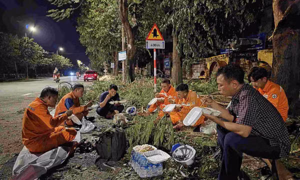 Chấm dứt hợp đồng với nhà hàng sau vụ suất cơm chặt chém công nhân khắc phục bão số 5