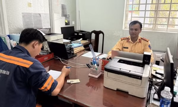 Lập biên bản xử phạt tài xế xe rác vi phạm giao thông sau khi bị người dân gửi clip