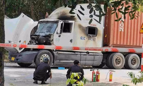 Phong tỏa hiện trường vụ cháy xe container, có người tử vong bên trong cabin